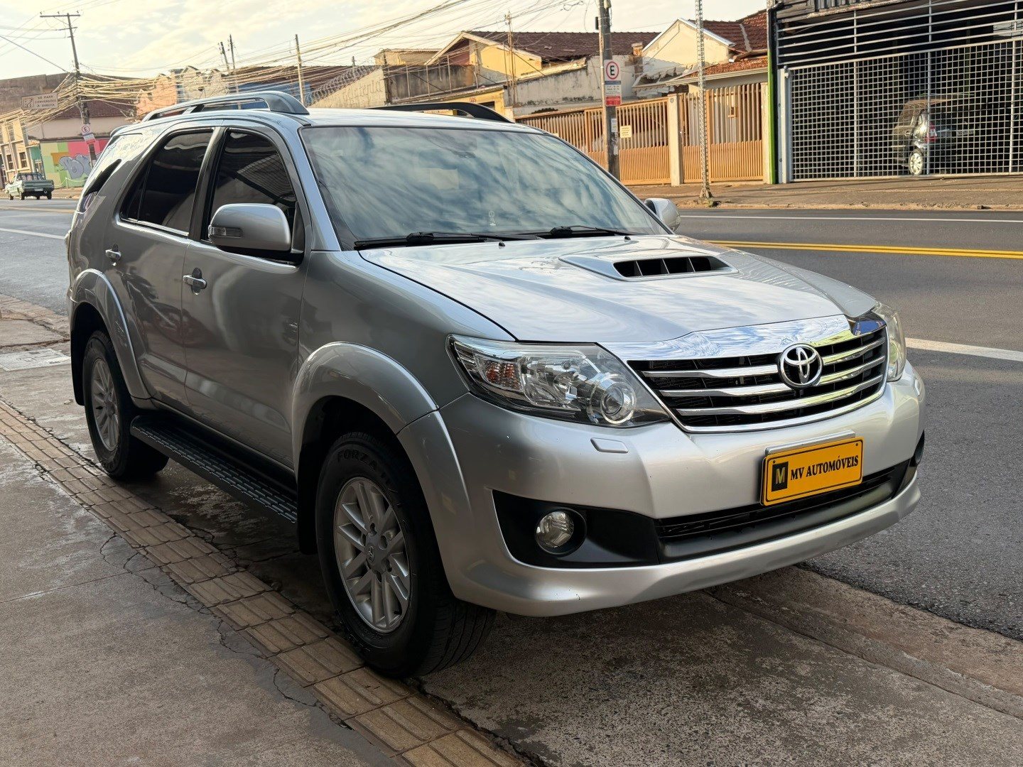 TOYOTA HILUX SW43.0 SRV 4X4 7 LUGARES 16V TURBO INTERCOOLER DIESEL 4P AUTOMÁTICO 2013