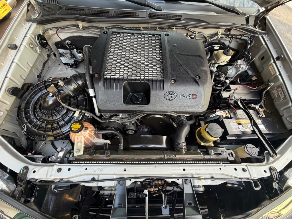 TOYOTA HILUX SW43.0 SRV 4X4 7 LUGARES 16V TURBO INTERCOOLER DIESEL 4P AUTOMÁTICO 2013