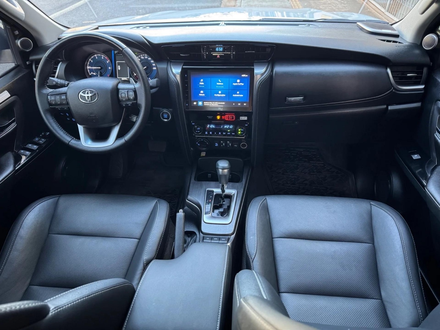 TOYOTA HILUX SW42.8 D-4D TURBO DIESEL SRX PLATINUM 7L 4X4 AUTOMÁTICO 2024