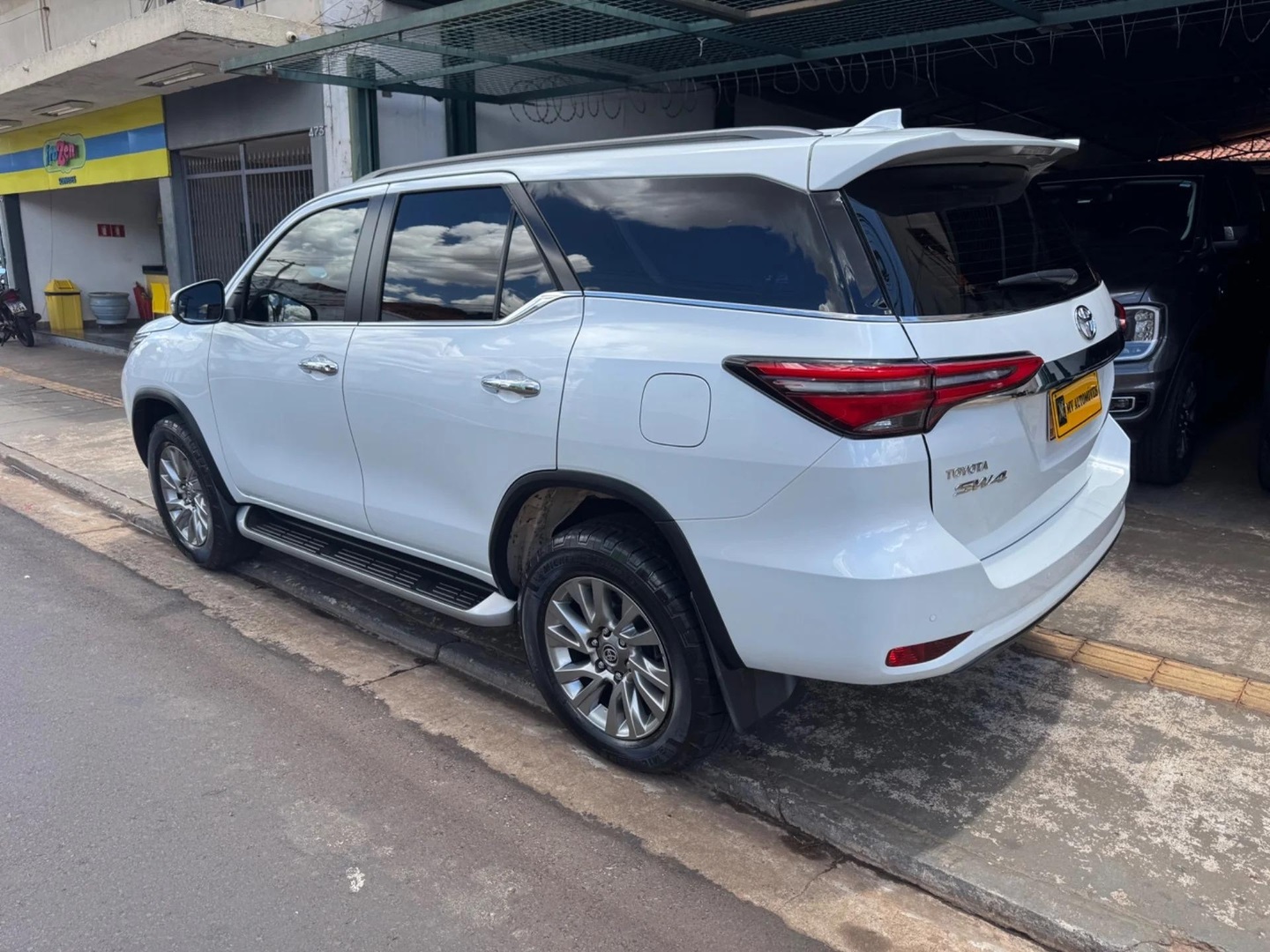 TOYOTA HILUX SW42.8 D-4D TURBO DIESEL SRX 7L 4X4 AUTOMÁTICO 2024