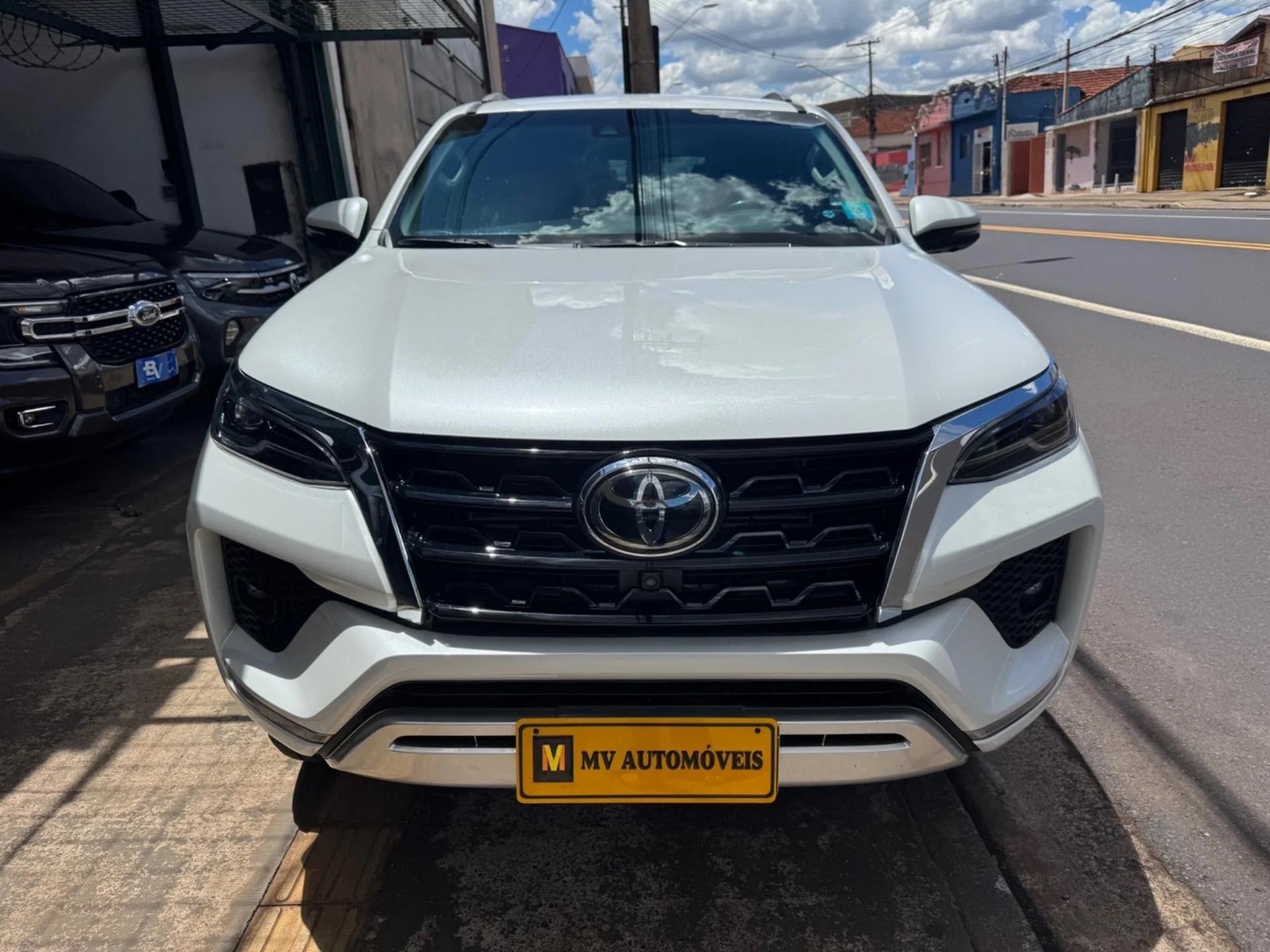 TOYOTA HILUX SW42.8 D-4D TURBO DIESEL SRX 7L 4X4 AUTOMÁTICO 2024