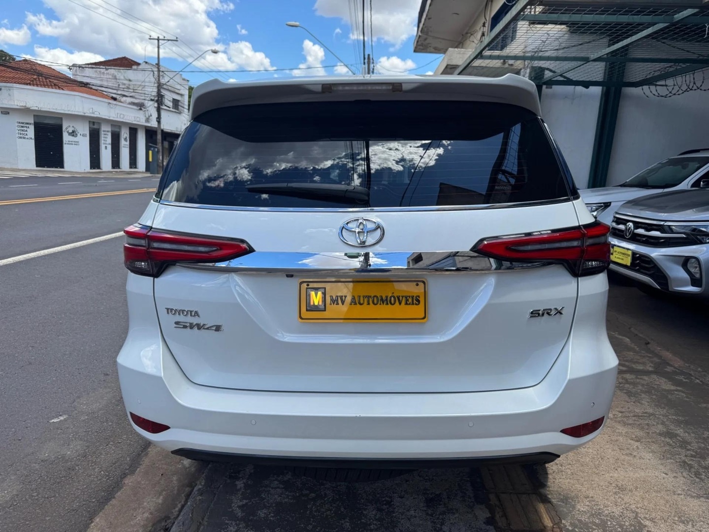 TOYOTA HILUX SW42.8 D-4D TURBO DIESEL SRX 7L 4X4 AUTOMÁTICO 2024