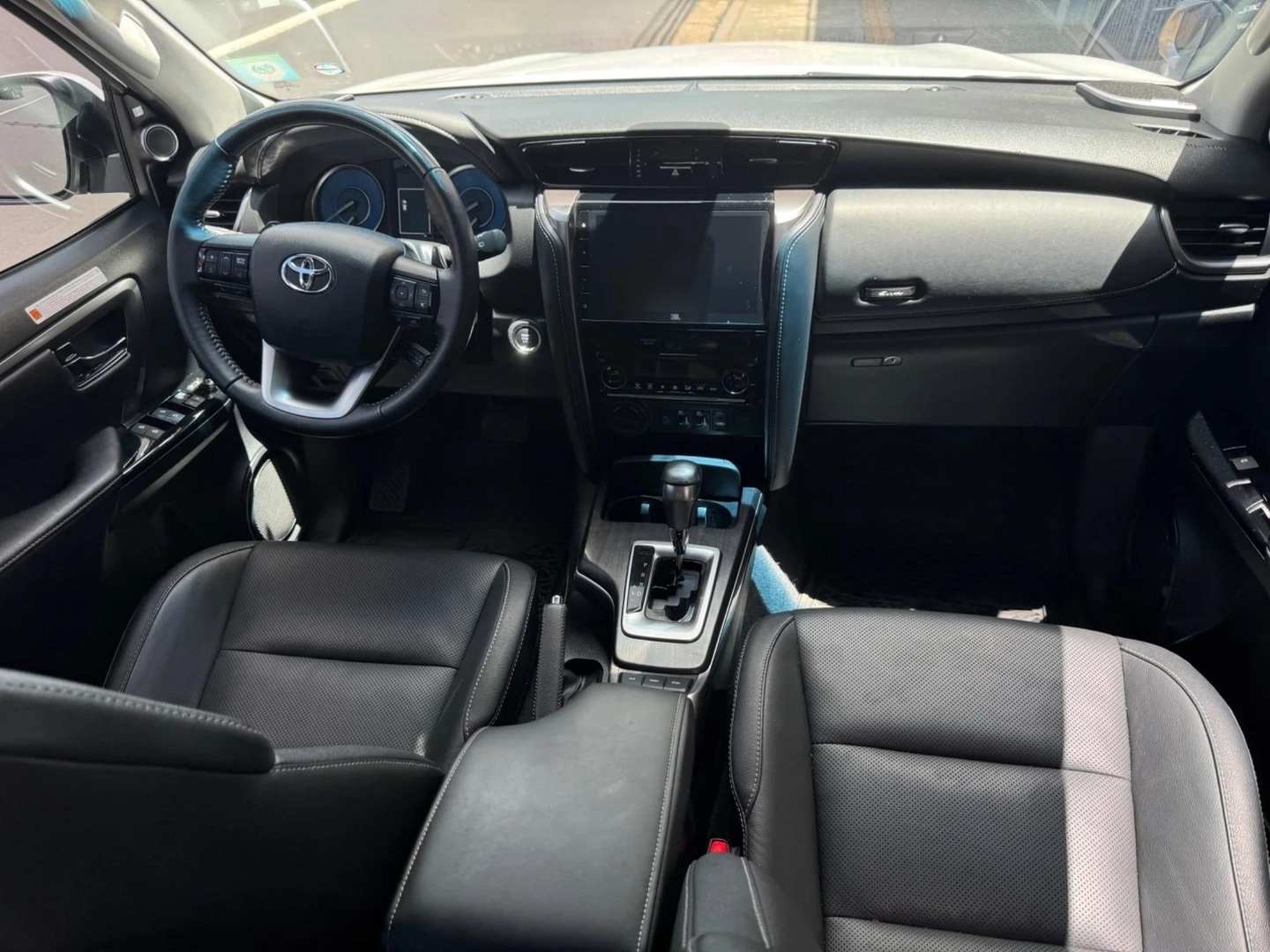 TOYOTA HILUX SW42.8 D-4D TURBO DIESEL SRX 7L 4X4 AUTOMÁTICO 2024