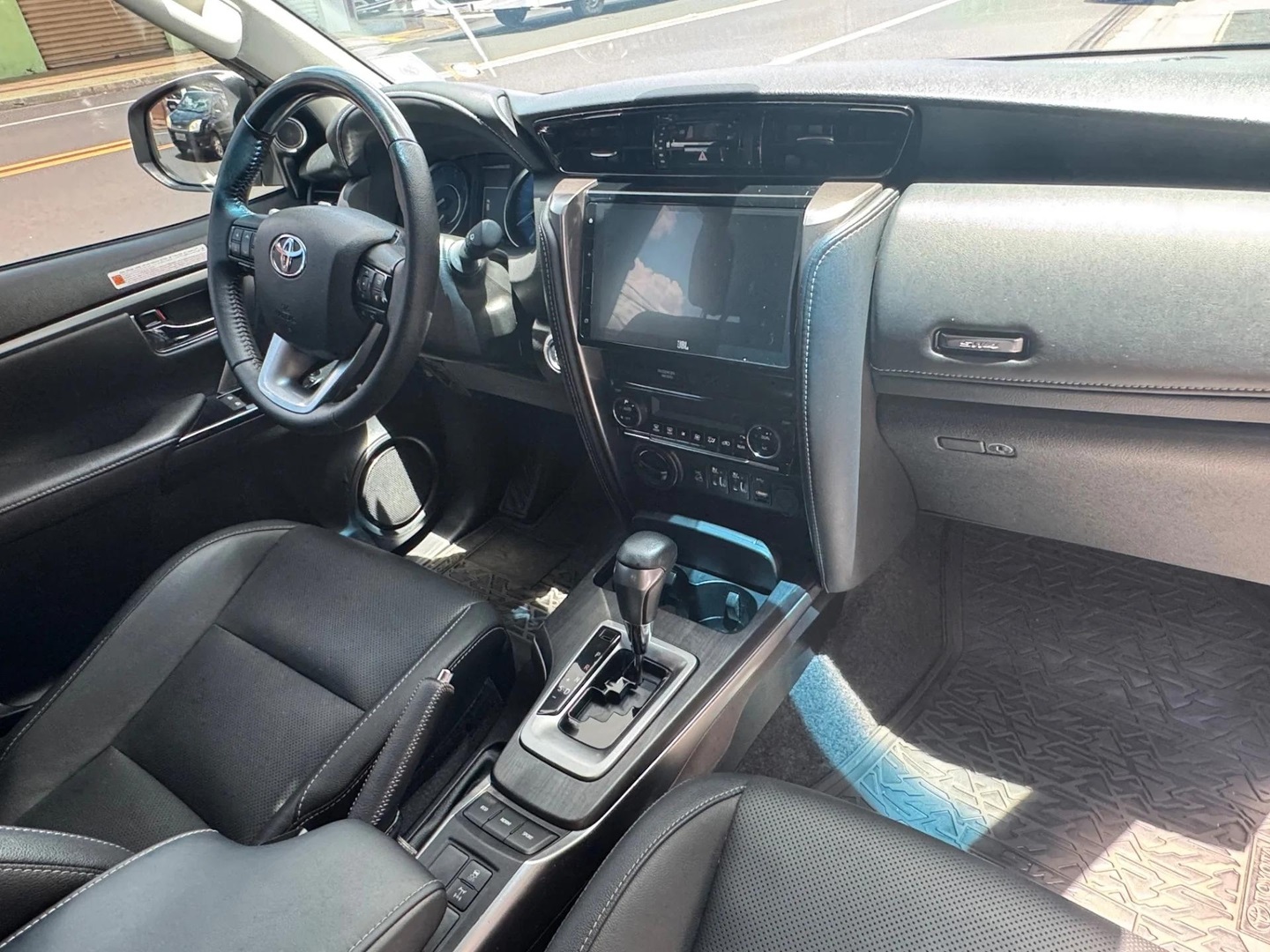 TOYOTA HILUX SW42.8 D-4D TURBO DIESEL SRX 7L 4X4 AUTOMÁTICO 2024