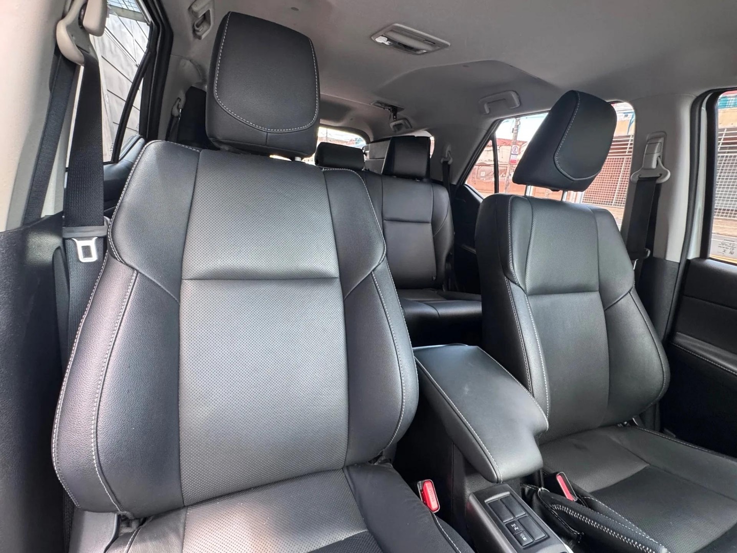 TOYOTA HILUX SW42.8 D-4D TURBO DIESEL SRX 7L 4X4 AUTOMÁTICO 2024