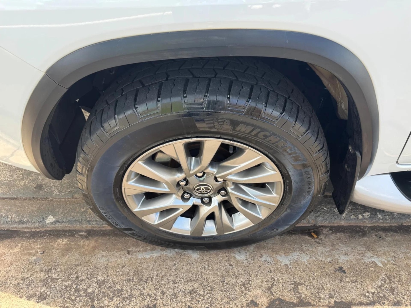 TOYOTA HILUX SW42.8 D-4D TURBO DIESEL SRX 7L 4X4 AUTOMÁTICO 2024