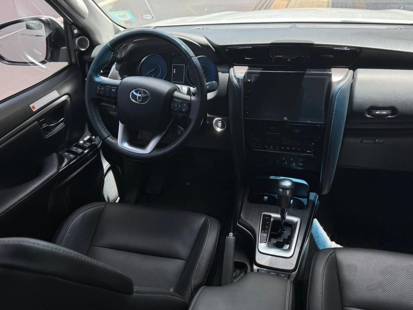 TOYOTA HILUX SW42.8 D-4D TURBO DIESEL SRX 7L 4X4 AUTOMÁTICO 2024