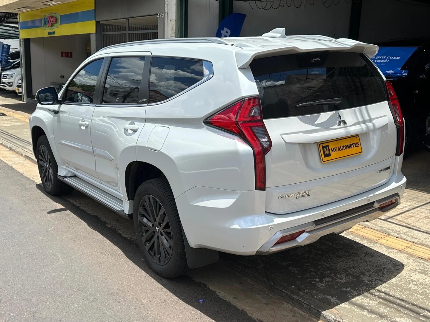 MITSUBISHI PAJERO SPORT2.4 16V MIVEC TURBO DIESEL LEGEND BLACK AWD AUTOMÁTICO 2025