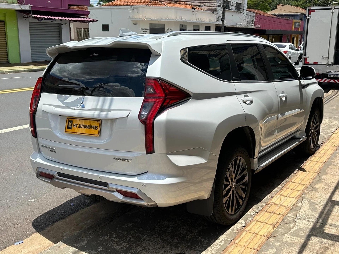 MITSUBISHI PAJERO SPORT2.4 16V MIVEC TURBO DIESEL LEGEND BLACK AWD AUTOMÁTICO 2025