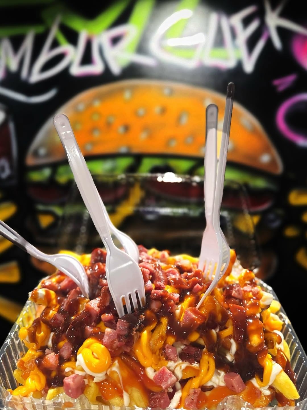 Caiu no Radar do Menu HOT.
Que delícia ver a batata frita recheada da Família Burguer! A combinação de fome e larica pede um burger desse, sem dúvida. 🍔🍟 #hamburger #batatafrita #larica #burguer #familia # #
@familia_burguer2020
menuhot.com.br (link na bio)
#menuhot #delivery #promocao #delicias #pedir #food #cardapio