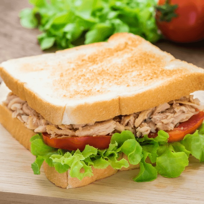 Sanduíche de frango 🥪🥕
Um mix de sabores irresistível! Pão de forma recheado com frango, presunto, queijo e vegetais frescos. 😋 #SaborLáEmCasa #RibeirãoPreto
Aproveite e acesse o link na bio para pedir o seu! 🛵📲
#ribeiraopreto #sanduiche #frango #sabor #casa
@saborlaemcasa
menuhot.com.br (link na bio)
#menuhot #delivery #promocao #delicias #pedir #food #cardapio